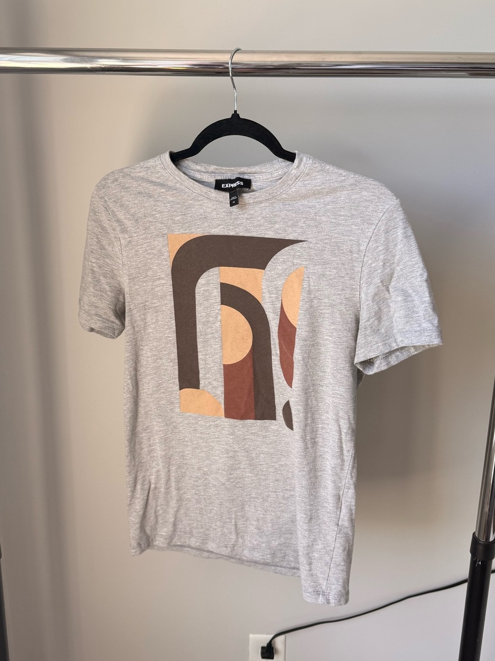 Express Light Gray Short Sleeve Tee with Geometric Front Print